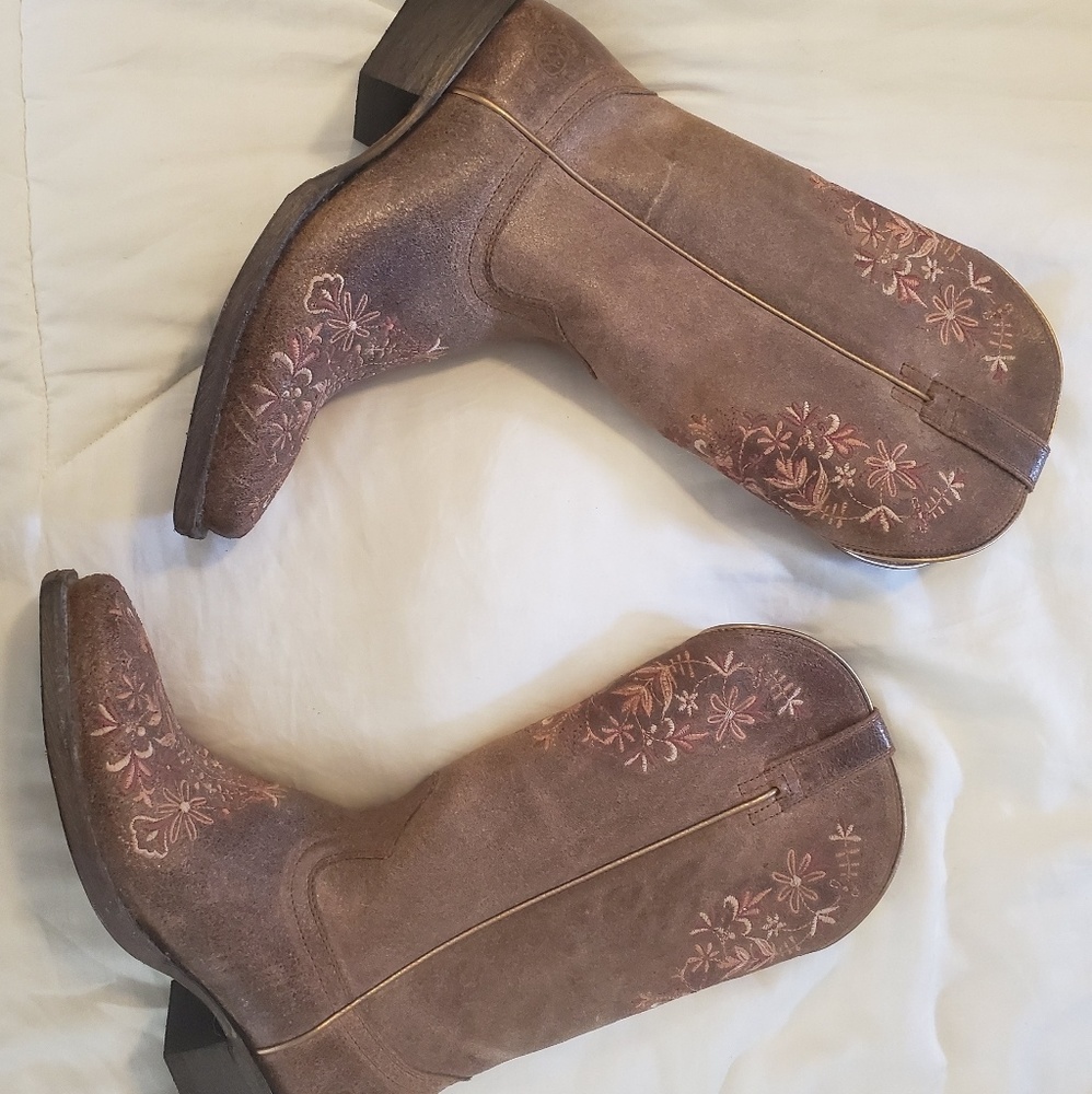 Ariat cowboy boots with embroidery